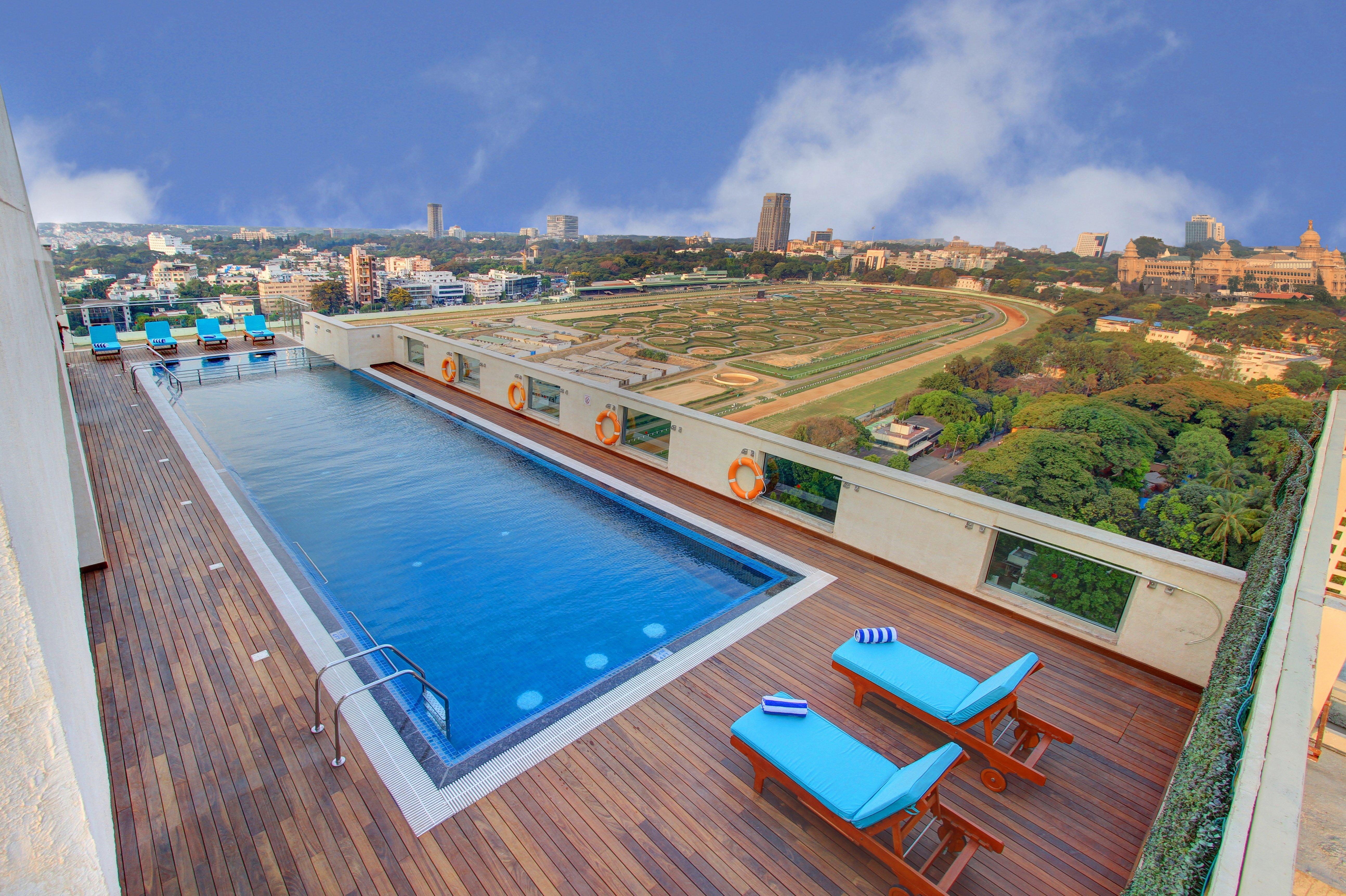 Holiday Inn Bengaluru Racecourse By Ihg Exteriér fotografie Rooftop pool at the Taj Bengal