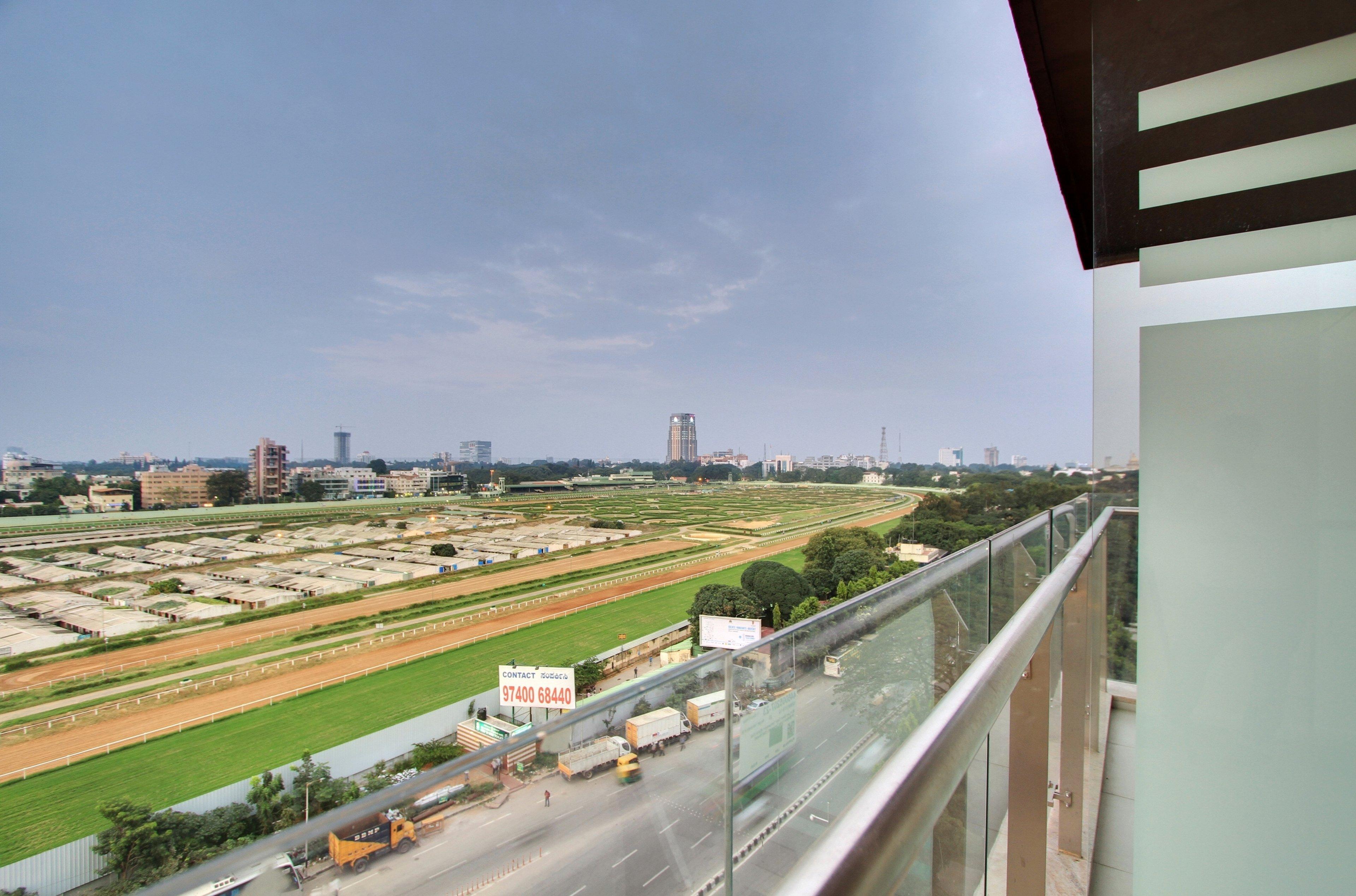 Holiday Inn Bengaluru Racecourse By Ihg Exteriér fotografie View of the racecourse from the apartment