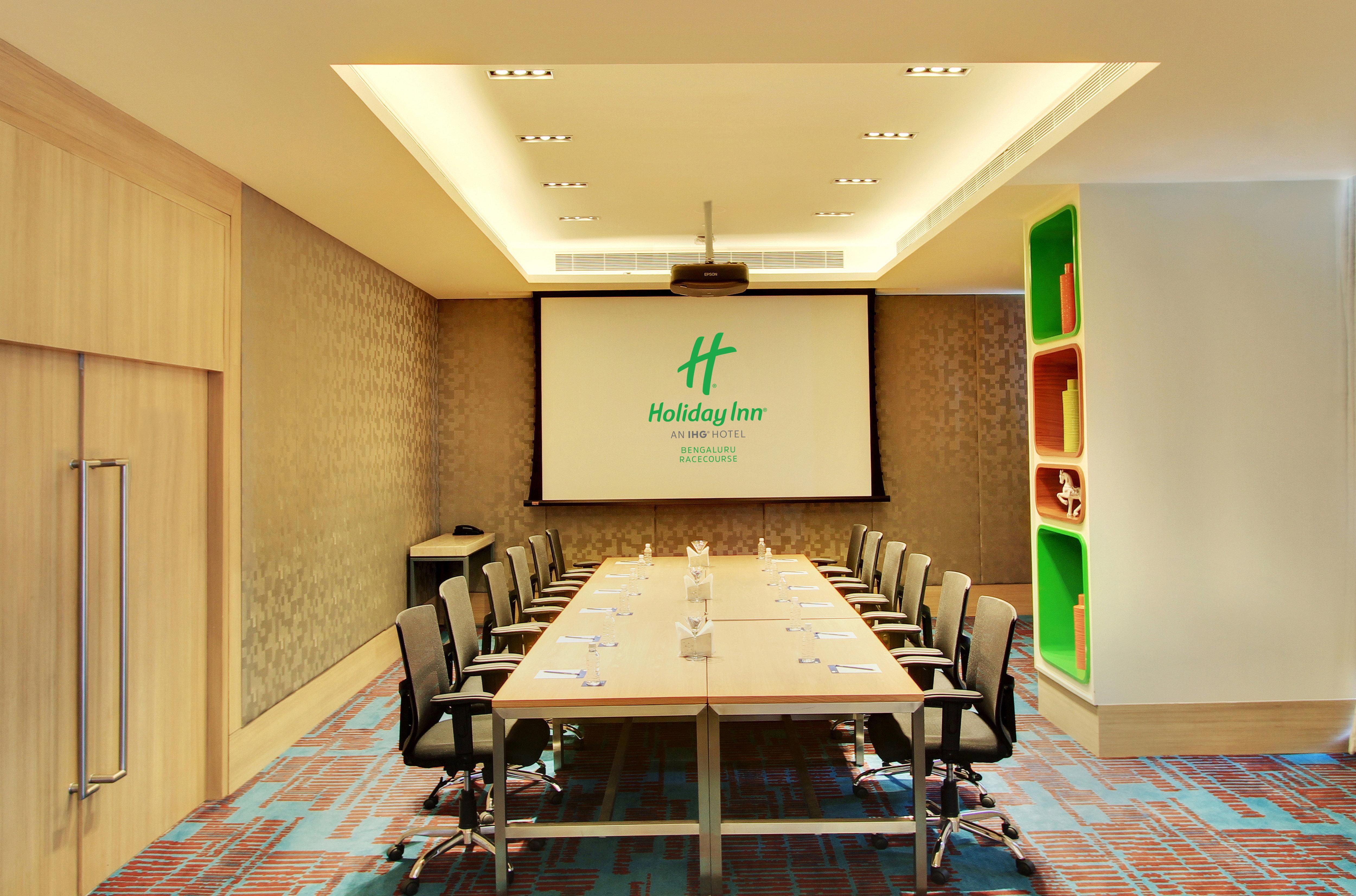 Holiday Inn Bengaluru Racecourse By Ihg Exteriér fotografie Meeting room at Holiday Inn