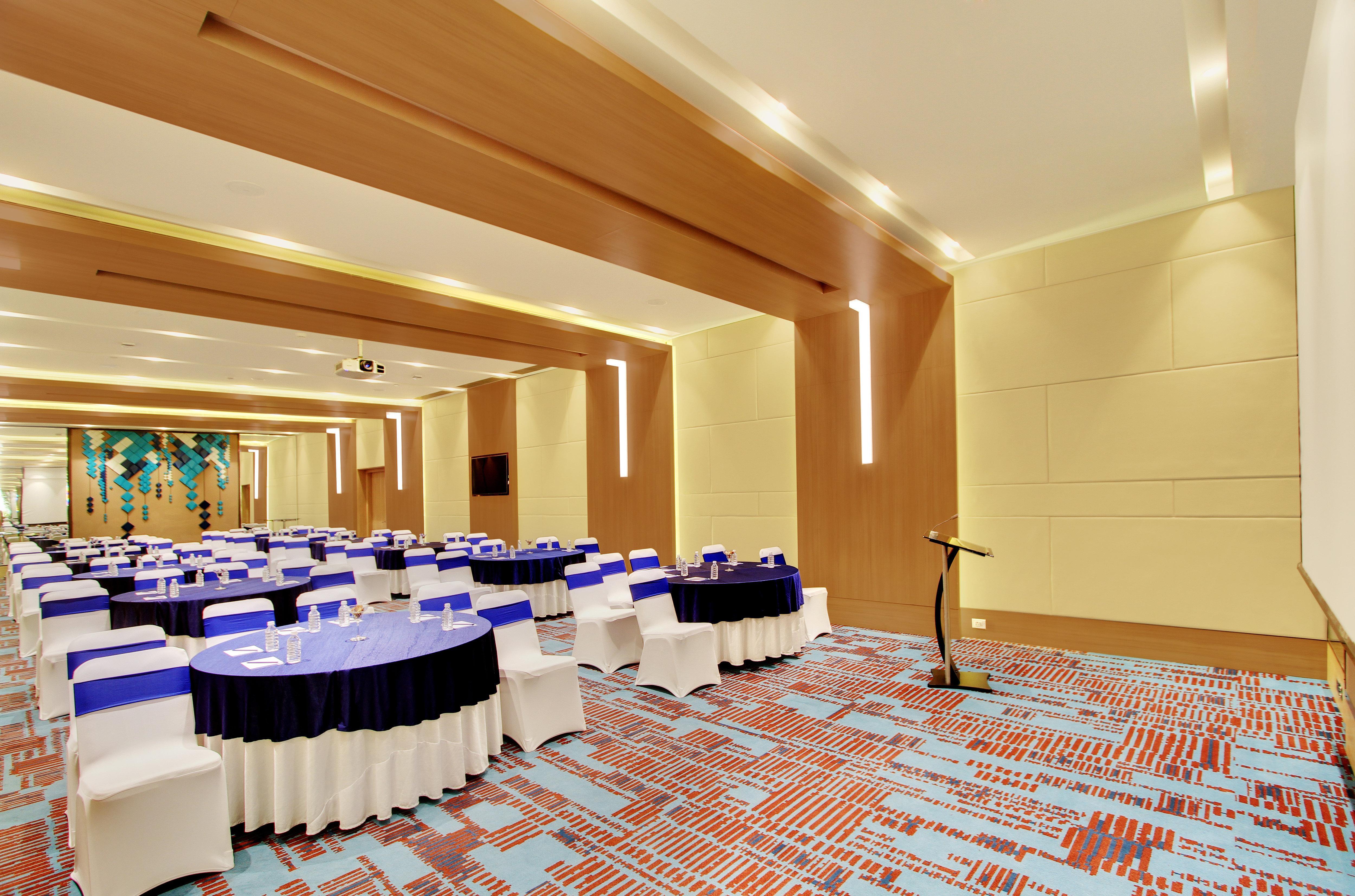 Holiday Inn Bengaluru Racecourse By Ihg Exteriér fotografie The ballroom at the hotel