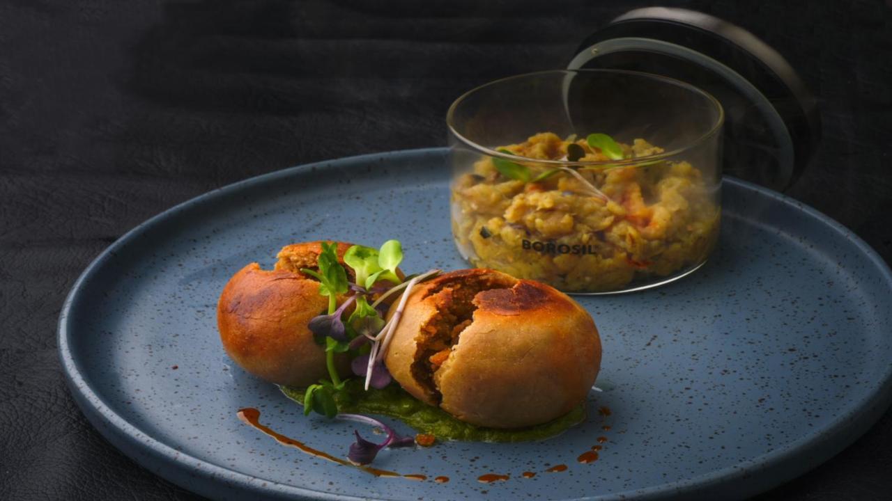 Holiday Inn Bengaluru Racecourse By Ihg Exteriér fotografie A modern take on a traditional Indian dish