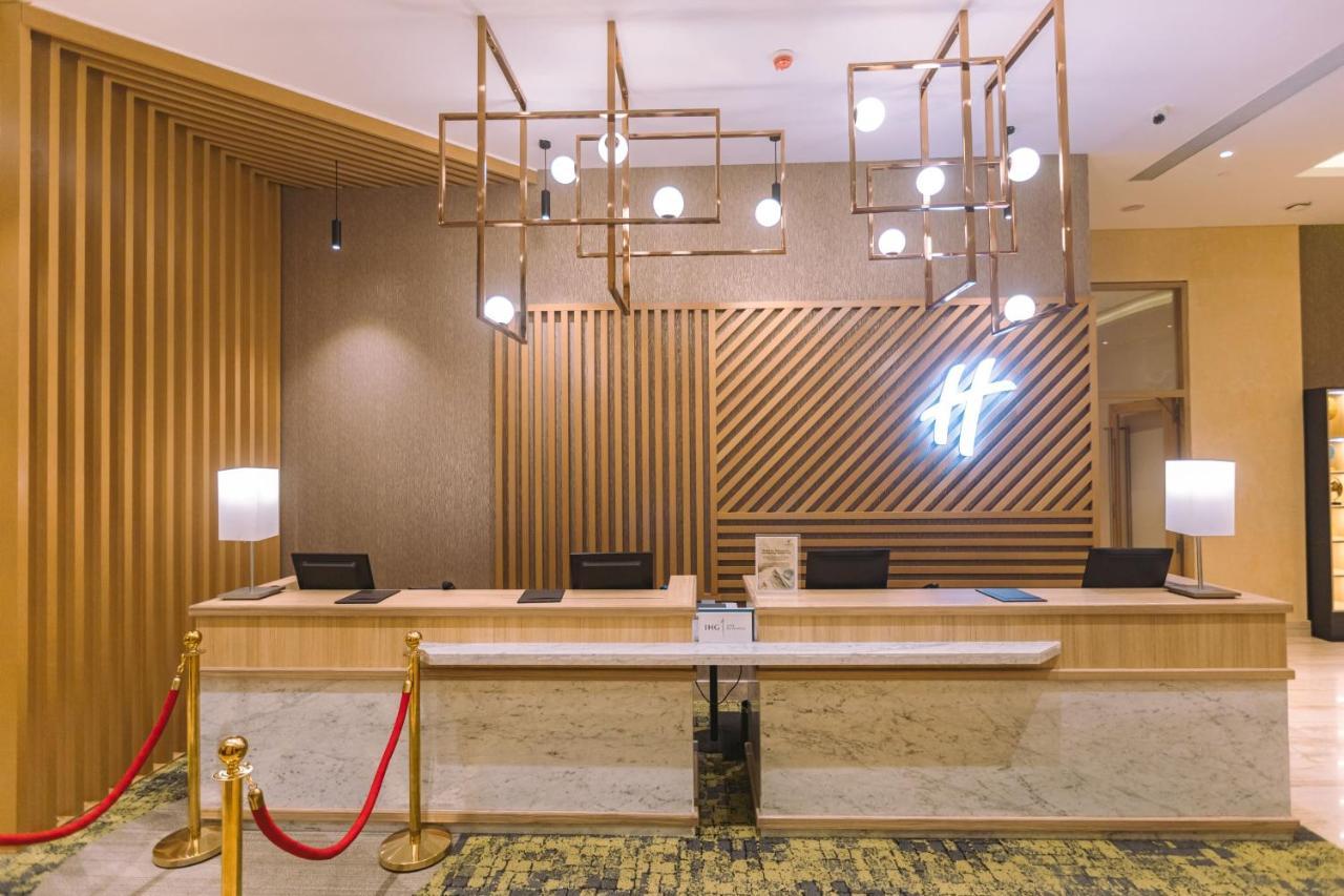 Holiday Inn Bengaluru Racecourse By Ihg Exteriér fotografie Reception desk at the hotel