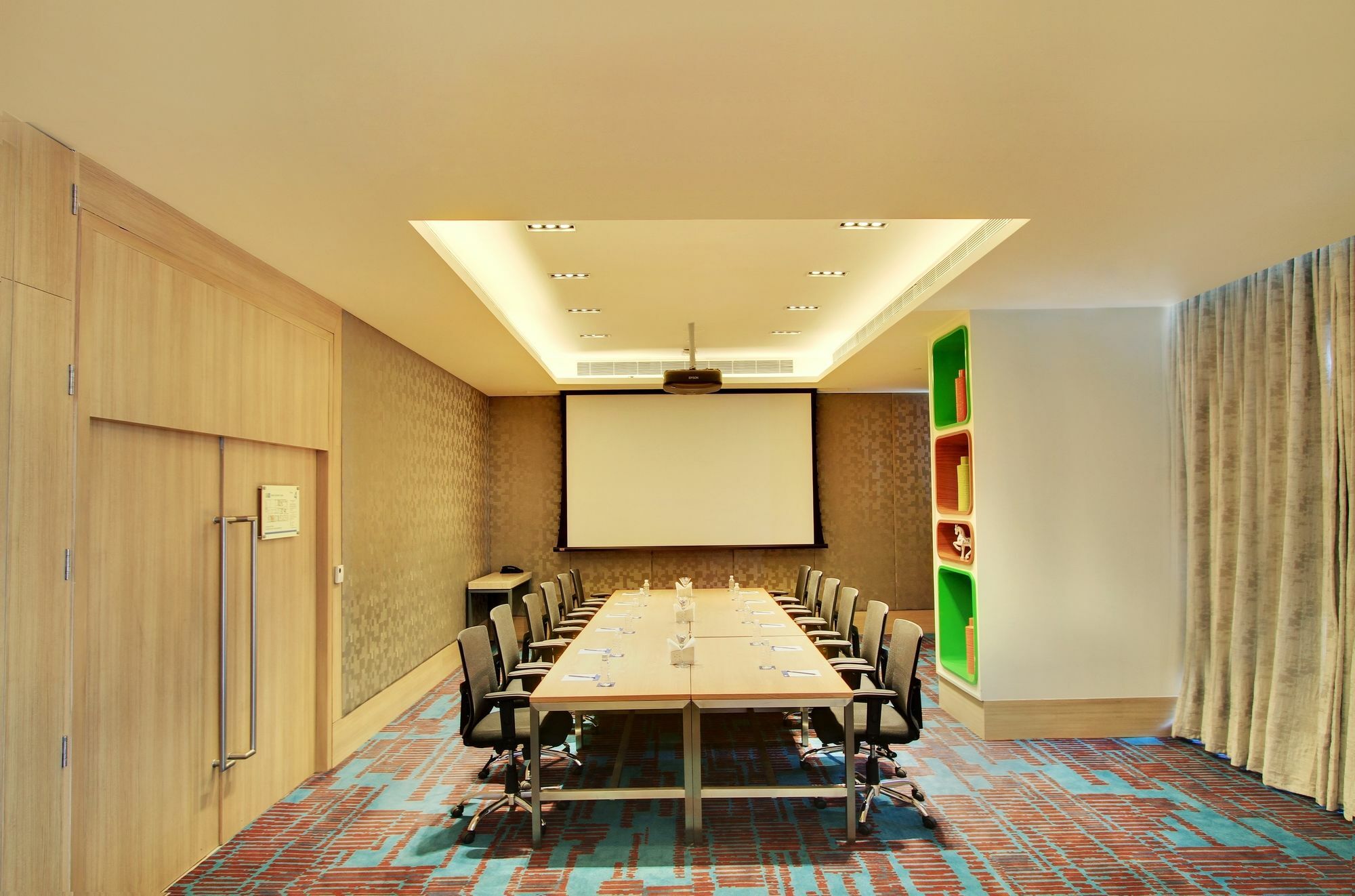 Holiday Inn Bengaluru Racecourse By Ihg Exteriér fotografie Meeting room at the hotel